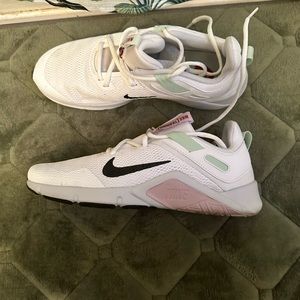 Women’s Nike shoes size 11